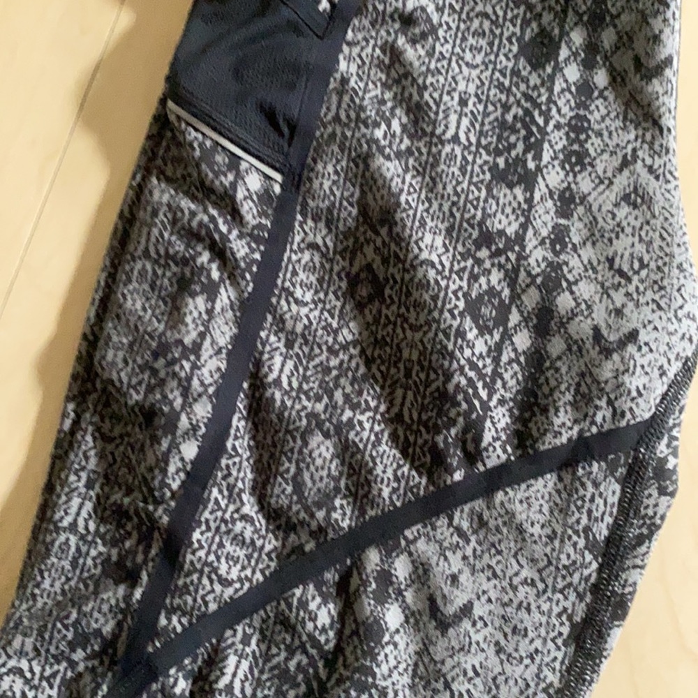 Athleta Patterned Drawstring Black/Gray Capri Leg… - image 6